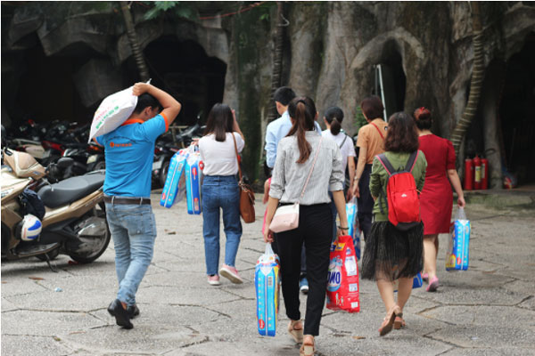 Nesfaco thăm trẻ em mồ côi tại chùa Kỳ Quang